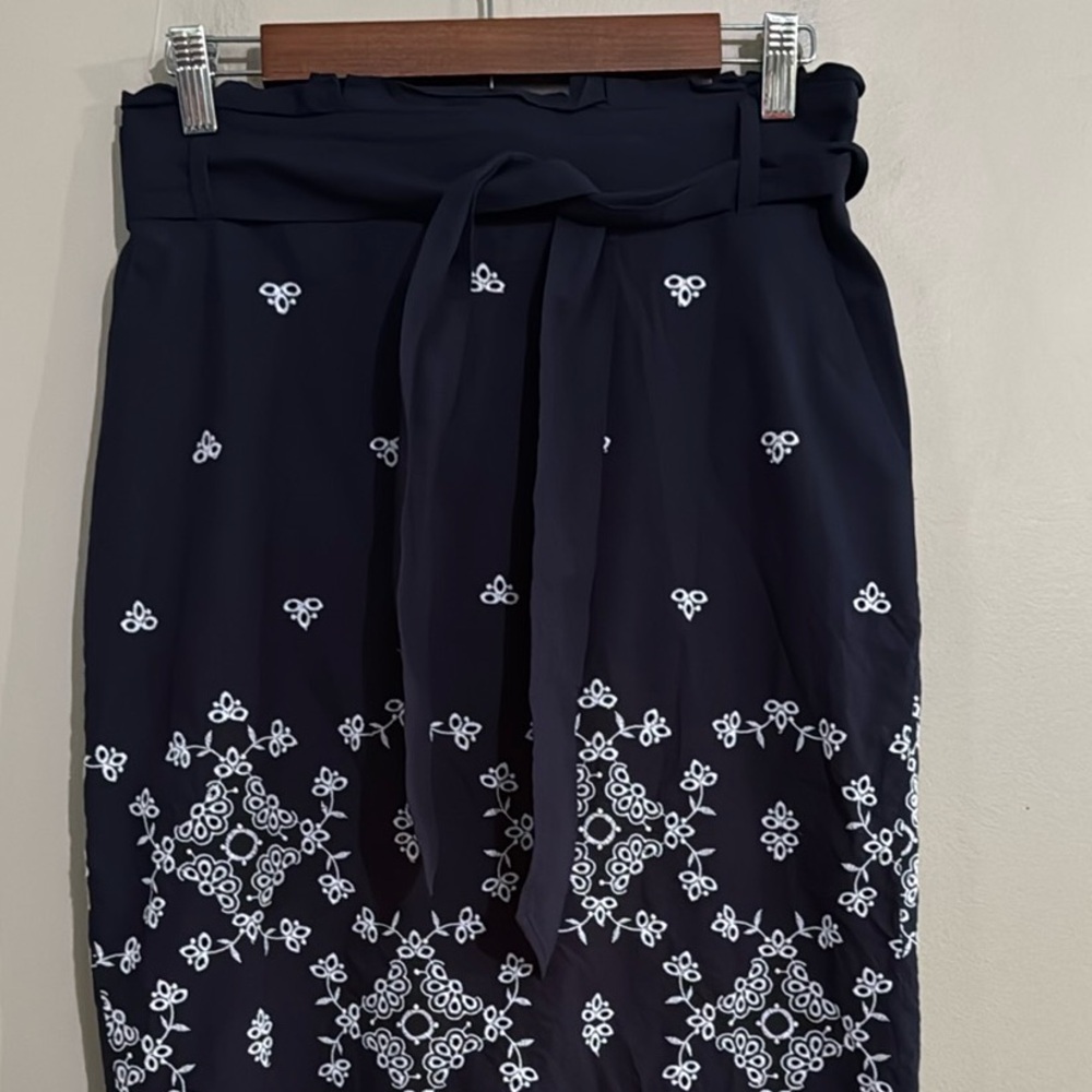 Ann Taylor Navy and White Embroidered Pencil Skirt Lined Women's Size 4 - Picture 6 of 10